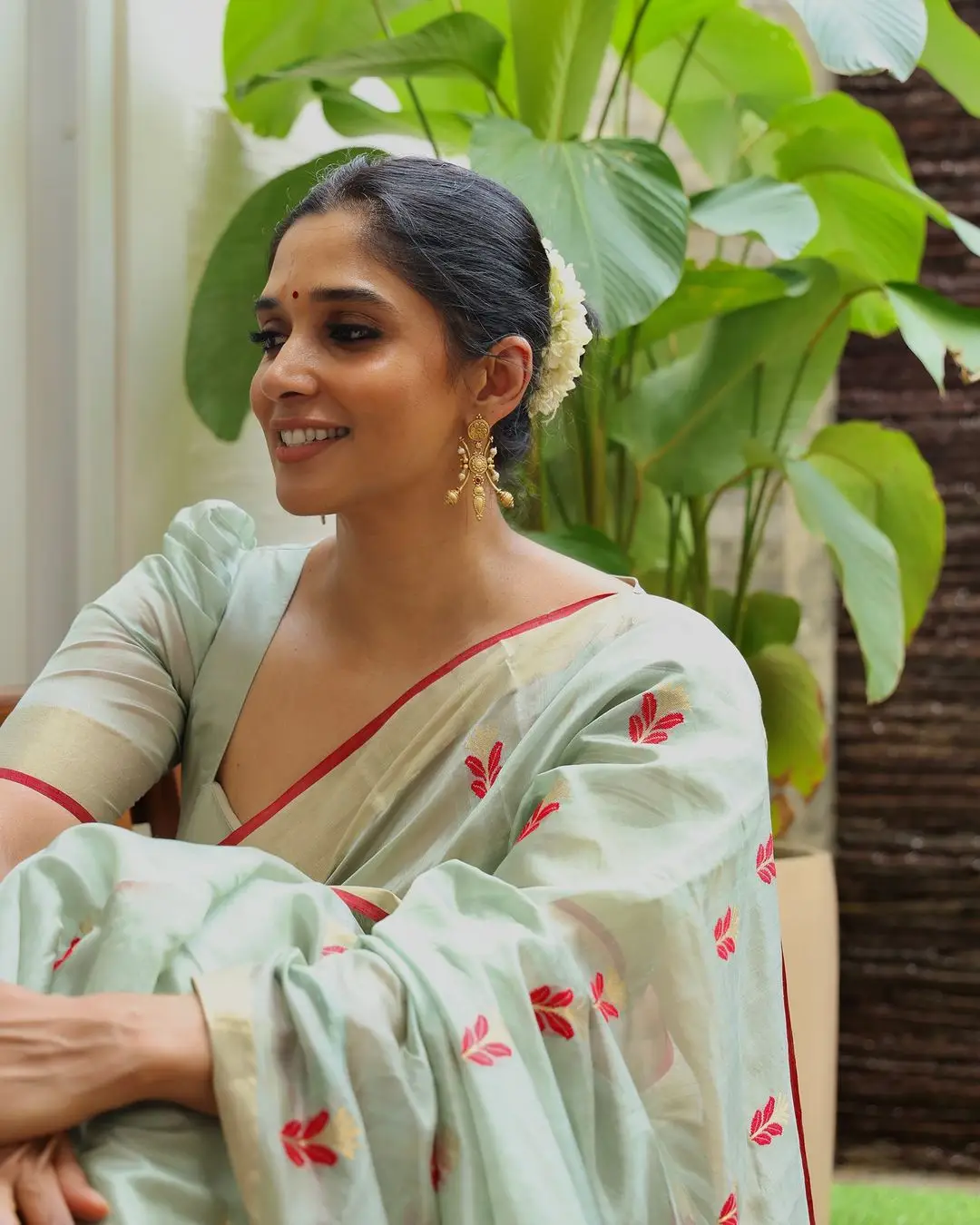 Malayalam Actress Nyla Usha In Green Saree Blouse